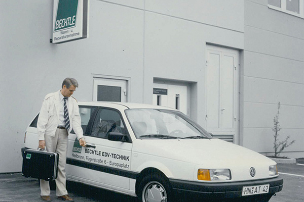  Firmenfahrzeug mit Bechtle Werbung