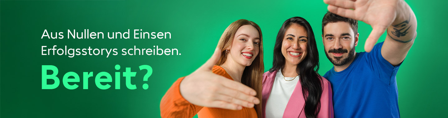 Eine Gruppe von drei Menschen blickt lächelnd in die Kamera und streckt die Hände einladend nach vorn.