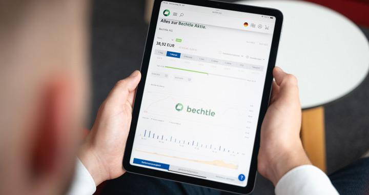 Mann sitzt vor einem Tablet