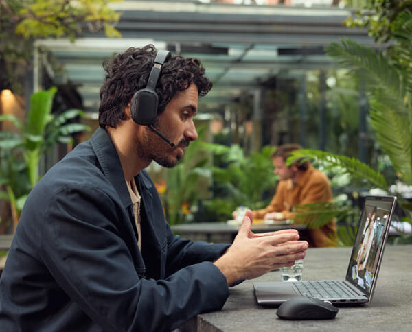 Mann mit einem Headset