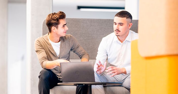 Zwei Studenten sprechen miteinander