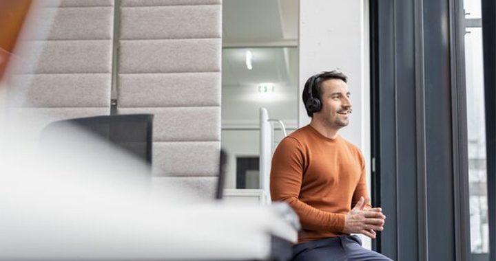 Mann mit Headset