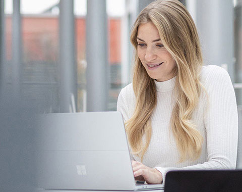 Frau arbeitet an Laptop