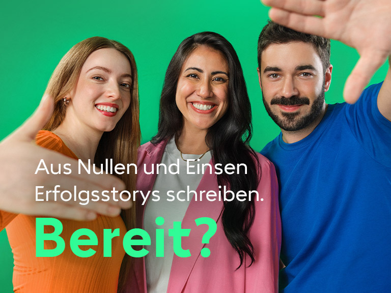 Eine Gruppe von drei Menschen blickt lächelnd in die Kamera und streckt die Hände einladend nach vorn.