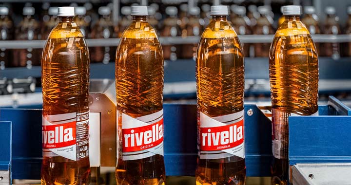 Vier Rivella Flaschen stehen nebeneinander