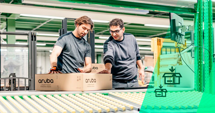 Zwei Lager-Mitarbeiter führen ein Gespräch, haben vor sich ein Paket auf dem Laufband.