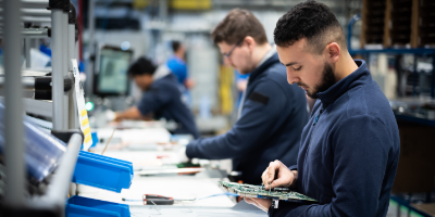 Zwei Männer am reparieren 