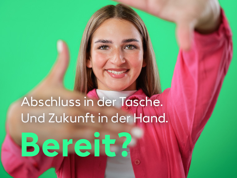 Eine junge Frau lächelt in die Kamera und streckt einladend ihre Hände aus.