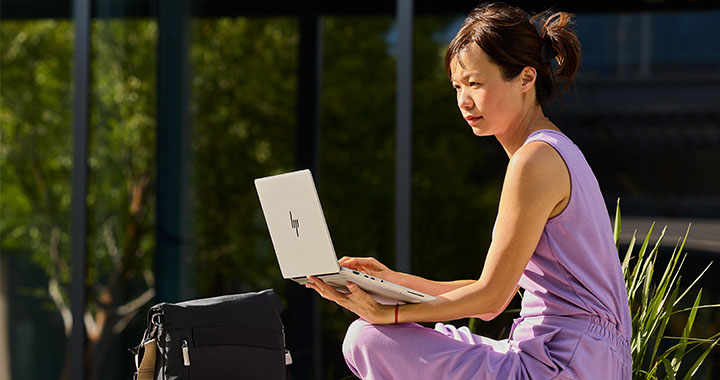 Woman with HP laptop.