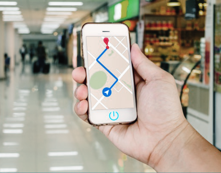 Hand, die ein Smartphone mit Navigationssystem hält.