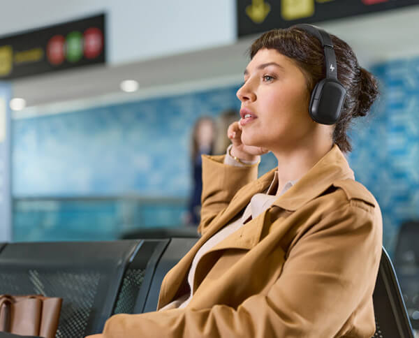 Frau mit einem Headset am Flughafen