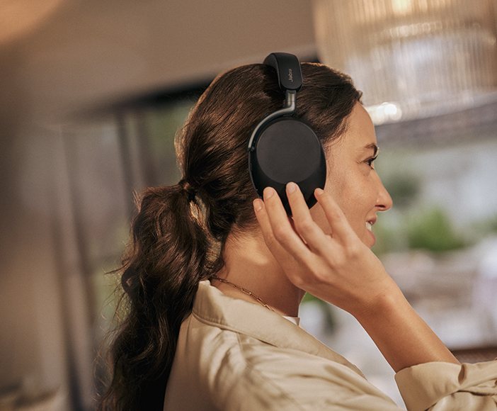 Jabra-Audiolösungen. Frau bei der Arbeit mit den neuen Jabra-Headsets.