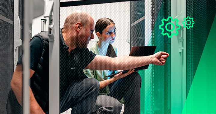 Ein IT-Systemelektroniker führt Gespräch mit einer jungen Frau in einem Serverraum.
