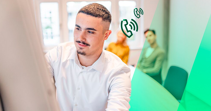 Ein Student bei der Besprechung in einem Besprechungsraum mit anderen Personen