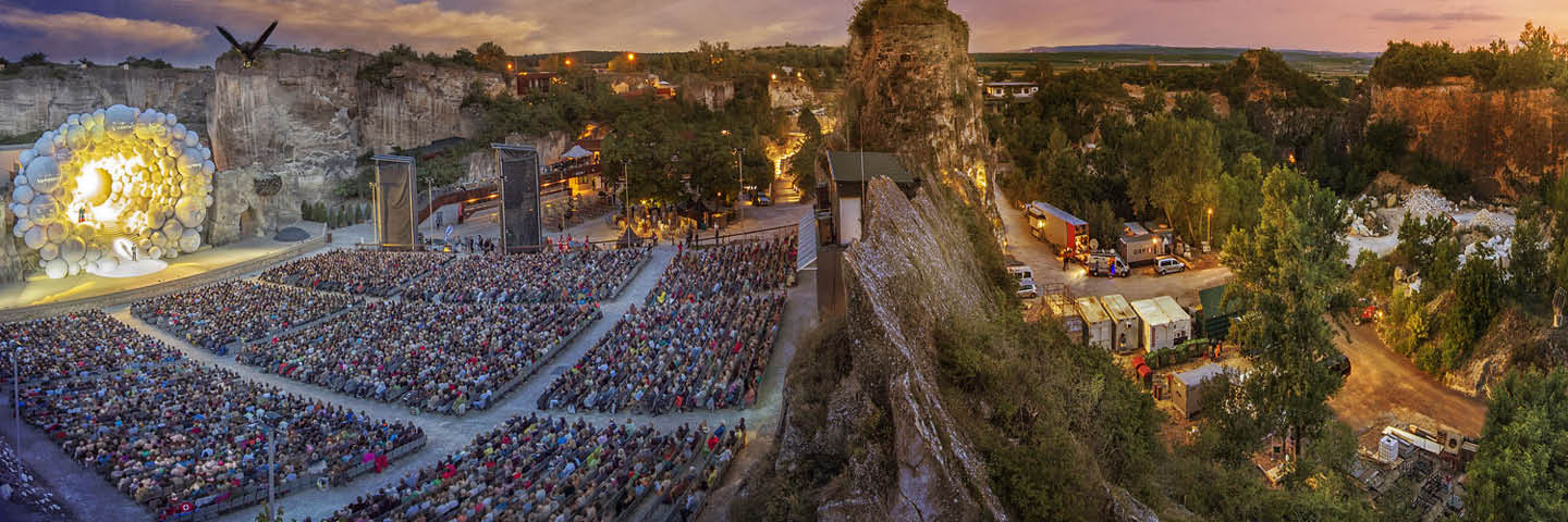 Esterhazy - Crowd in front of stage