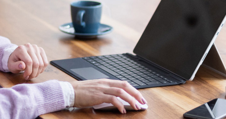 Person arbeitet am Laptop