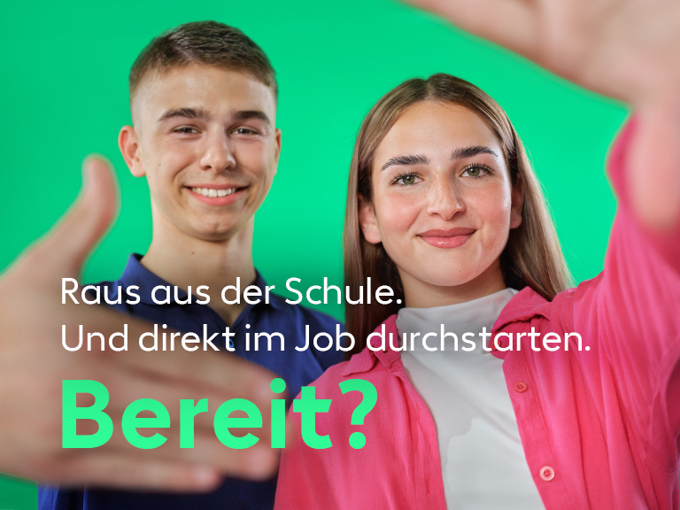 Zwei junge Menchen lächeln in die Kamera und strecken einladend ihre Hände aus.